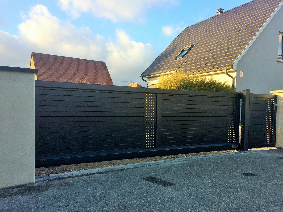 Portail coulissant autoportant > REMPLISSAGE LATTES sans espacement