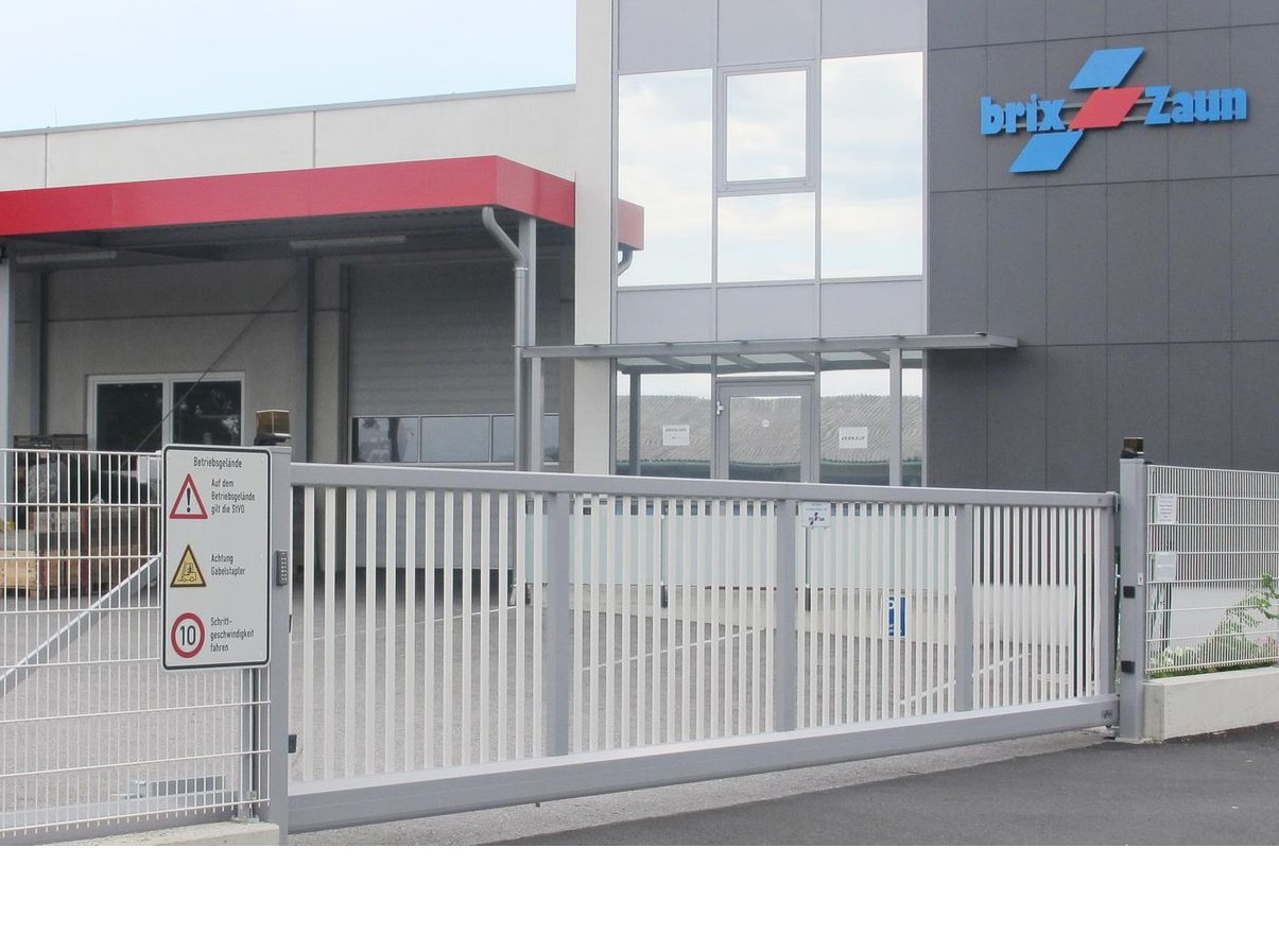 Portail coulissant autoportant > INDUSTRIE