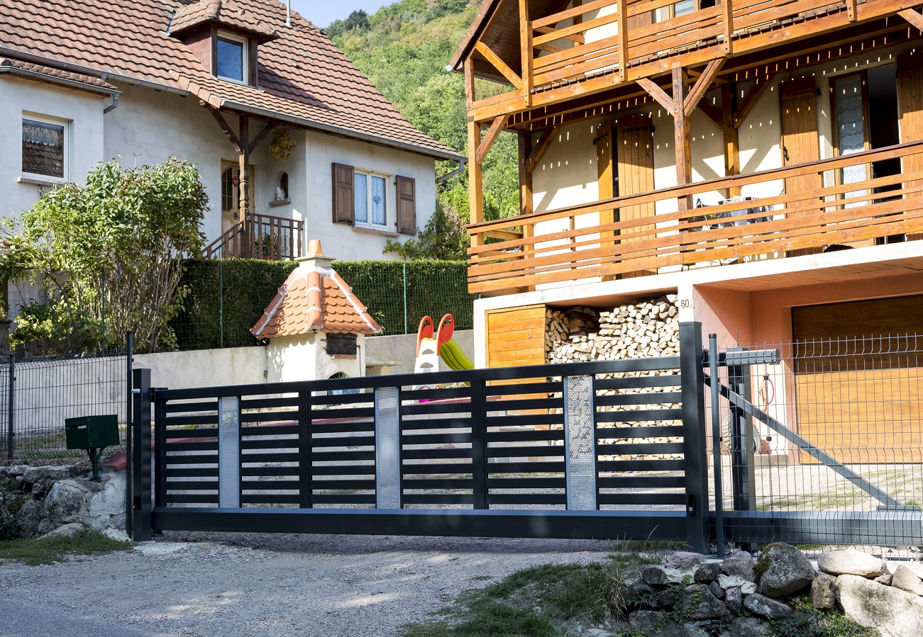 Portail coulissant autoportant > REMPLISSAGE LATTES AVEC ESPACEMENT
