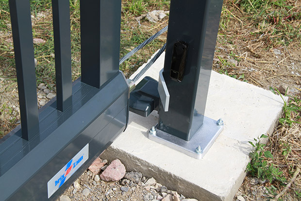 POURQUOI CHOISIR DES POTEAUX ALUMINIUM SUR PLATINE PLUTÔT QU’À SCELLER ?