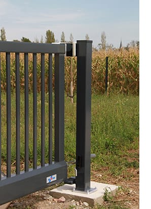 POURQUOI CHOISIR DES POTEAUX ALUMINIUM SUR PLATINE PLUTÔT QU’À SCELLER ?