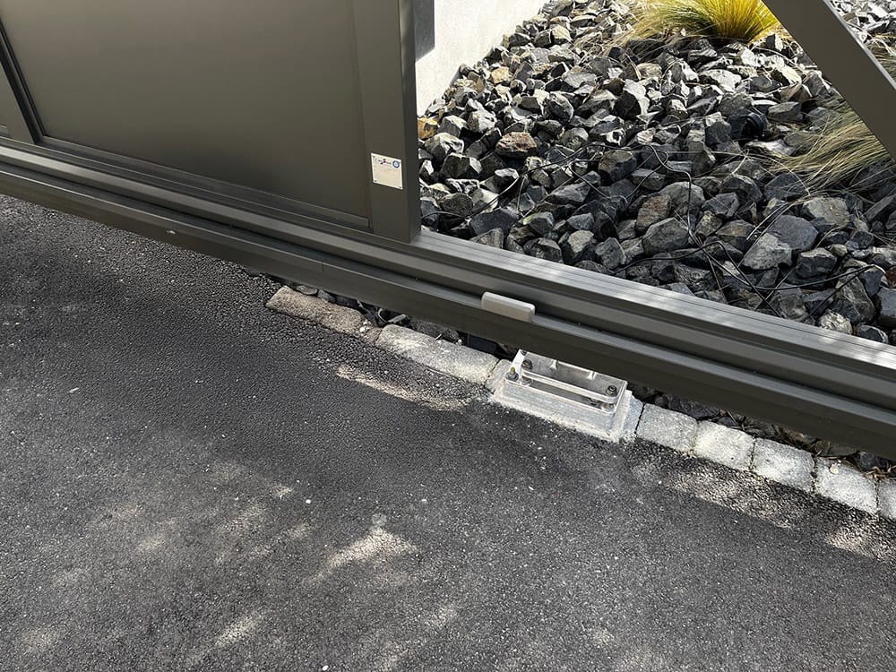 Pourquoi utiliser un cache crémaillère sur son portail coulissant autoportant