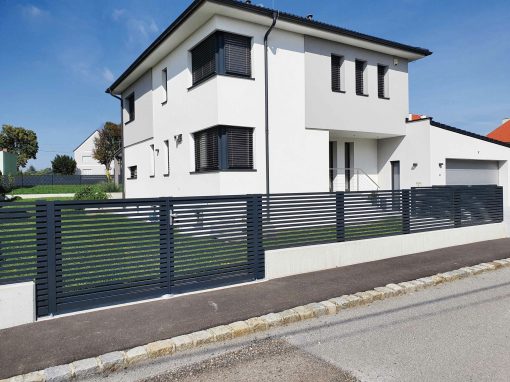 Photo 9 : Portaillle batant et Clôture Frontline lames de 40mm RAl 7016 avec un portail 2 vantaux