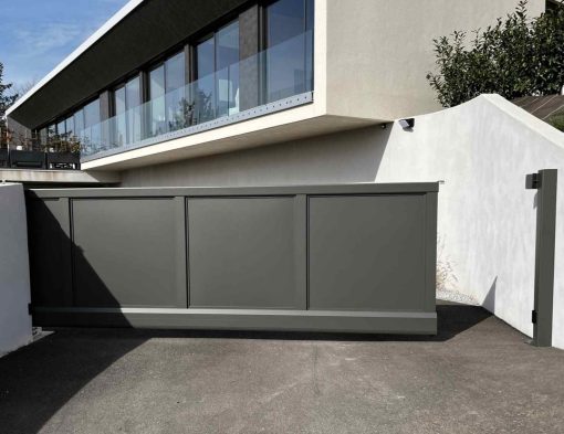Photo 1 : Portail autoportant Flat Design tôle lisse en RAL 7022 FS